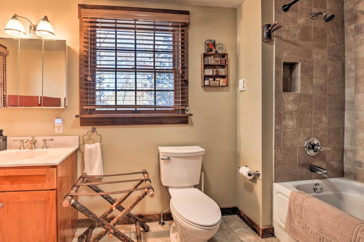 Appartamento Berkeley Springs Haven With Sleepy Creek Access! Esterno foto